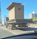 caminhao-e-flagrado-carregando-banheiro-de-alvenaria-na-br-101-e-policia-alerta-para-riscos;-video