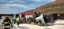 caminhao-com-carga-de-areia-tomba-e-deixa-motorista-ferido-na-rodovia-carvalho-pinto,-em-jacarei