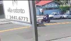 video:-camera-flagra-motociclista-sendo-arremessado-apos-batida-em-carro,-em-limeira