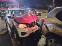 taxi-colide-em-ponte-de-florianopolis-e-homem-fica-preso-no-veiculo