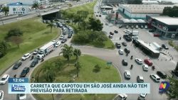 carreta-capota-no-trevo-de-barreiros-em-sao-jose-na-madrugada