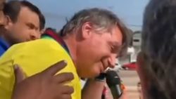 bolsonaro-e-atacado-por-abelhas-durante-discurso;-veja-video