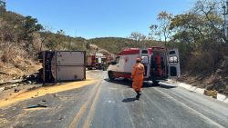 acidente-entre-caminhao-bau,-tres-carretas-e-dois-carros-deixa-feridos-na-serra-de-francisco-sa