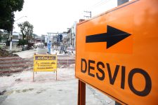 com-novos-bloqueios,-obras-do-vlt-se-estenderao-pelo-menos-ate-setembro-em-santos,-sp