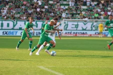 chapecoense-e-goleada-pelo-guarani-na-arena-conda-e-aumenta-drama-na-serie-b