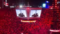 video:-com-musica-e-imagem-no-telao,-publico-da-festa-do-peao-de-barretos-reverencia-silvio-santos