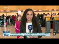 passageiros-aguardam-enquanto-aeroporto-internacional-de-florianopolis-permanece-fechado