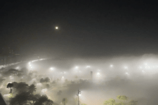 neblina-‘cobre’-baixada-santista,-suspende-navegacao-no-porto-de-santos-e-destaca-superlua;-veja