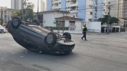 carro-capota-apos-bater-em-outro-veiculo-em-boa-viagem-e-transito-fica-intenso-no-local