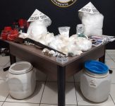 pm-encontra-laboratorio-de-refino-e-apreende-quase-300-kg-de-cocaina-em-passos,-mg