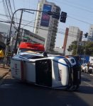 tentativa-de-assalto-termina-com-tiros,-perseguicao-e-viatura-da-pm-capotada-na-avenida-leopoldino-de-oliveira,-em-uberaba