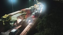 acidente-entre-carretas-gera-vazamento-de-diesel-na-pissta-e-congestiona-a-rodovia-dos-imigrantes,-sp