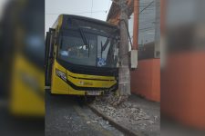 onibus-do-transporte-coletivo-atinge-poste-e-motocicletas-e-interdita-cruzamento-em-sorocaba