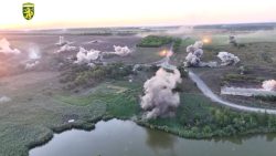 ucrania-mostra-destruicao-de-ponte-e-outros-ataques-durante-avanco-em-kursk,-na-russia;-video