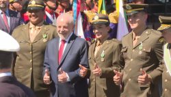 no-dia-do-soldado,-lula-entrega-medalha-do-exercito-a-bia-souza,-campea-olimpica-no-judo