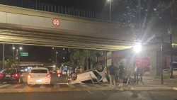 carro-capota,-apos-motorista-perder-controle-da-direcao-e-arrancar-semaforo-na-rondon-pacheco;-video