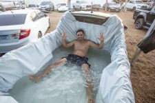 piscina-na-caminhonete,-banho-de-gelo,-chuveirao:-publico-da-festa-do-peao-usa-criatividade-contra-‘calor-de-airfryer’-em-barretos