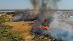 incendio-atinge-area-com-mais-de-120-mil-metros-quadrados-proxima-de-condominio-em-mt