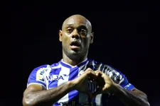 vagner-love-desencanta,-avai-vence-a-terceira-consecutiva-e-se-aproxima-do-g-4