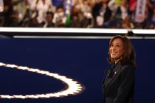 discurso-de-kamala-harris-poe-mulheres-como-protagonistas,-alerta-sobre-risco-trump-e-prega-uniao-nos-eua