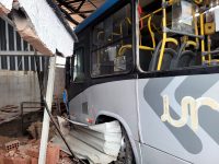 passageiros-de-onibus-urbano-que-bateu-em-muro-recebem-alta-em-juiz-de-fora