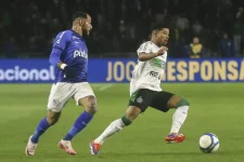 avai-encerra-serie-invicta-com-enderson-e-perde-para-o-coritiba-no-brasileiro-serie-b