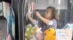 menina-de-5-anos-fica-presa-em-maquina-de-caca-brinquedos-ao-tentar-pegar-ursinho