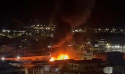 video:-caminhao-que-transportava-alimentos-pega-fogo-e-fica-destruido-em-caraguatatuba,-sp