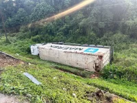 video:-caminhao-perde-controle-e-tomba-em-ribanceira-na-br-101,-em-joinville