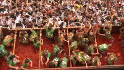 la-tomatina:-milhares-se-reunem-em-cidade-da-espanha-para-grande-guerra-de-tomate-pelas-ruas;-video