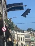 semaforo-fica-pendurado-por-fios-e-tem-risco-de-queda-no-centro-do-rio;-video