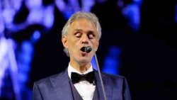 andrea-bocelli:-sozinho-ou-em-duetos,-tenor-italiano-encanta-o-mundo