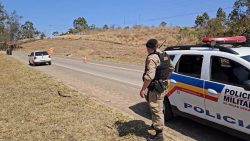 foragido-por-trafico-de-drogas-tenta-fugir-e-e-preso-apos-perseguicao-policial-com-tiros-em-pocos-de-caldas,-mg