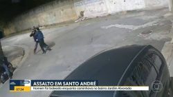 video:-pedestre-e-roubado-e-baleado-por-dois-criminosos-em-moto-no-abc