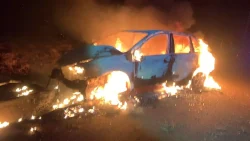 troca-de-tiros-acaba-com-carro-incendiado-e-fuga-de-suspeitos-em-chapeco