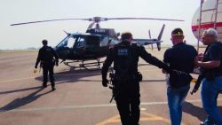 preso-por-matar-a-tiros-mulher-e-filhos-e-queimar-carro-com-corpos-e-levado-a-sc-de-helicoptero;-video