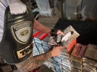 policia-apreende-mais-de-300-quilos-de-cocaina-escondidos-em-fundo-falso-de-caminhao-no-interior-de-sp