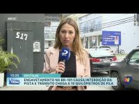engavetamento-na-br-101-em-itajai:-pista-interditada-e-transito-com-dez-quilometros-de-fila