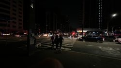 avenida-paulista-fica-no-escuro-apos-apagao-em-sao-paulo;-veja-fotos