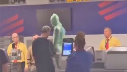 video:-homem-se-enrola-em-plastico-e-tenta-se-despachar-como-bagagem-em-aeroporto