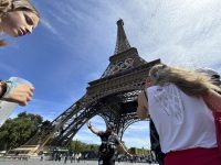 homem-e-visto-escalando-a-torre-eiffel-horas-antes-da-cerimonia-de-encerramento-das-olimpiadas