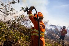 corpo-de-bombeiros-estao-em-campo-para-combater-20-incendios-em-15-cidades-de-mt