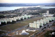 ibaneis-sanciona-lei-com-mudancas-na-area-tombada-de-brasilia;-saiba-sobre-pontos-como-moteis-na-w3-e-camping-na-l4