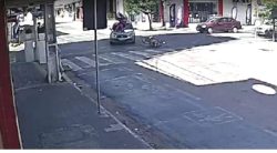 video:-motociclista-sobrevive-apos-ser-arremessado-e-atropelado-por-carro-em-mossoro