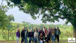 durante-visita,-jovens-acompanham-processo-de-fabricacao-de-vinhos