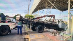 caminhao-sem-freio-invade-complexo-paradesportivo-em-bauru