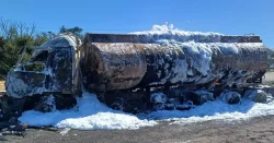 faixa-na-br-101-em-sc-continua-interditada-apos-incendio-de-caminhao-carregado-de-combustivel