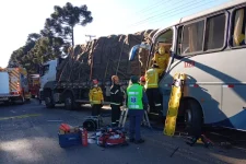 onibus-com-cerca-de-30-trabalhadores-se-envolve-em-acidente-com-caminhao-na-sc-350