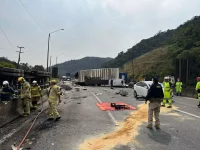 video:-acidente-com-3-caminhoes-causa-tombamentos,-incendio-e-morte-na-br-376