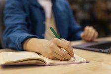 inscricoes-abertas-para-programa-que-oferece-8-mil-vagas-em-cursos-gratuitos;-ha-oportunidades-em-quatro-cidades-da-regiao
